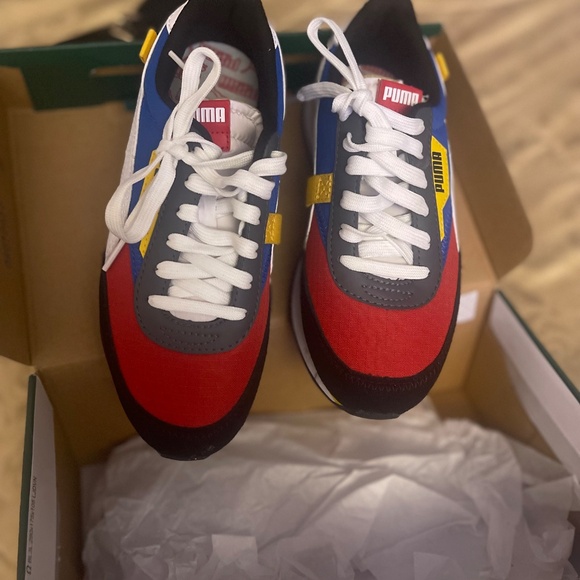 Big Kid Puma Gym Shoe - Picture 3 of 5